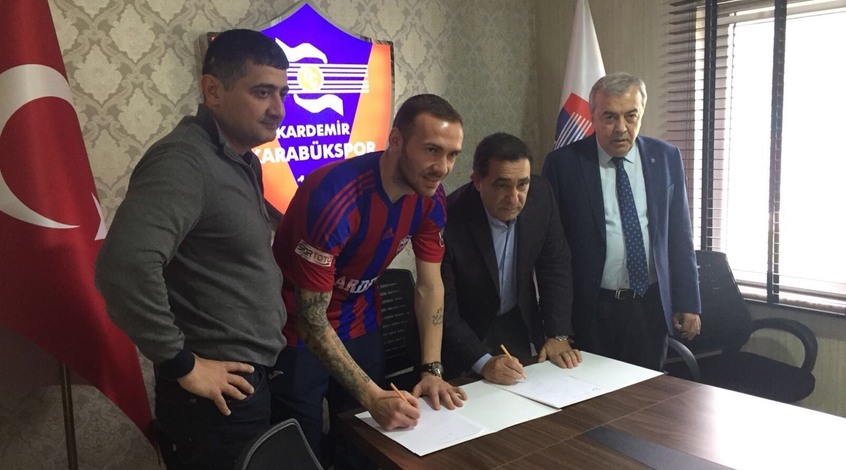 Официально: Антон Кравченко покинул "Олимпик" и продолжит карьеру в "Карабюкспоре"