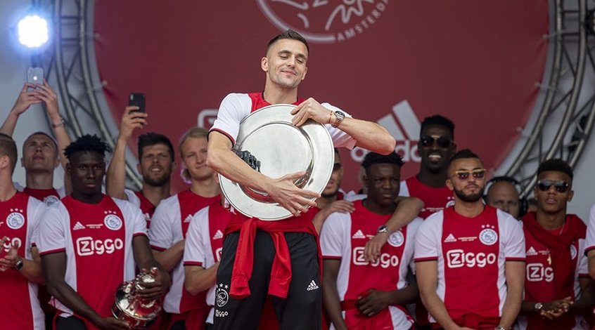 "Tadic on Fire": 100 тысяч болельщиков "Аякса" спели песню о Душане Тадиче (Видео)