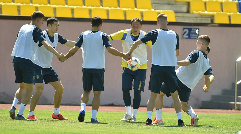 Footboom у таборі збірної: Малиновський співає Сінатру, Шепелєв дує на свічку, а Беседин кладе двійєчку