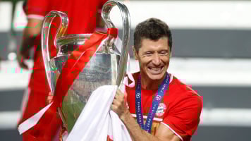 Левандовски подарил футболку, выбежавшему на поле фанату "Бенфики" (Фото)