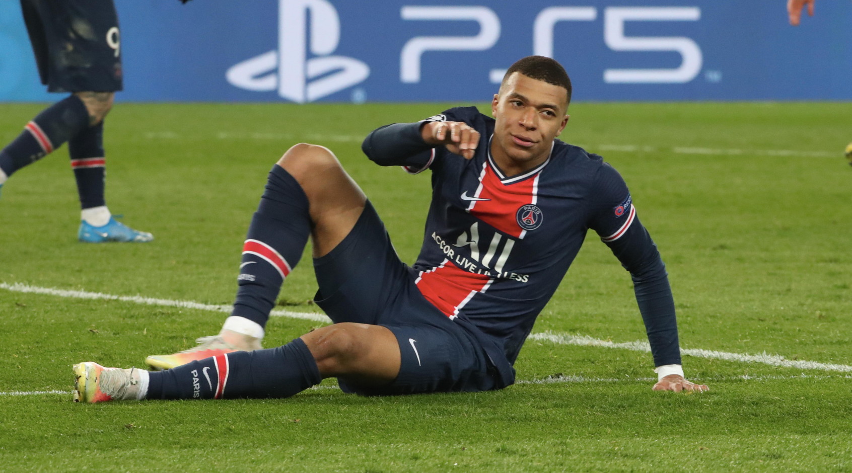 Мбаппе испугался арбитра - курьезный случай с форвардом ПСЖ перед матчем с "РБ Лейпциг"