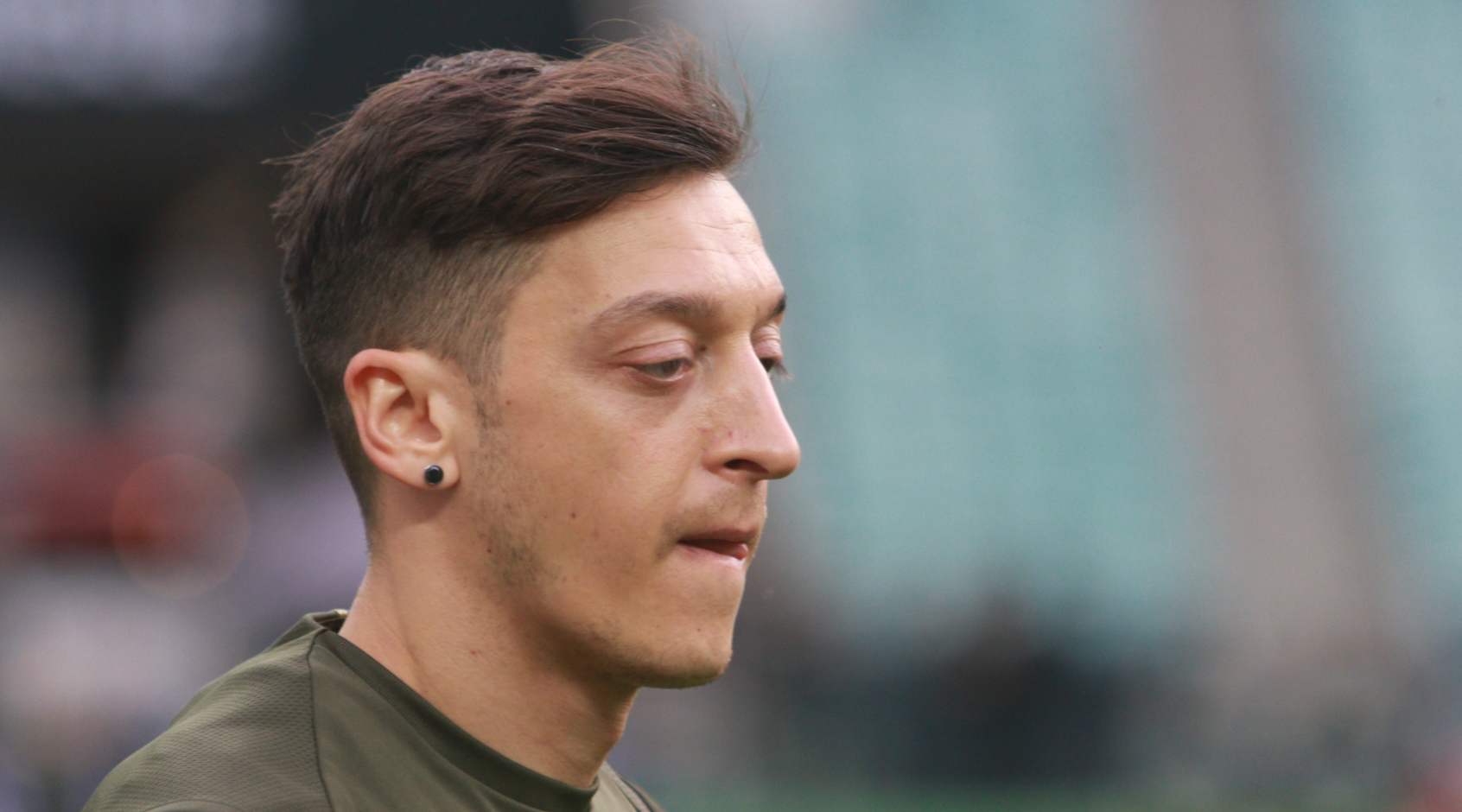 Озиль бурно отреагировал на замену в матче с "Антверпеном"