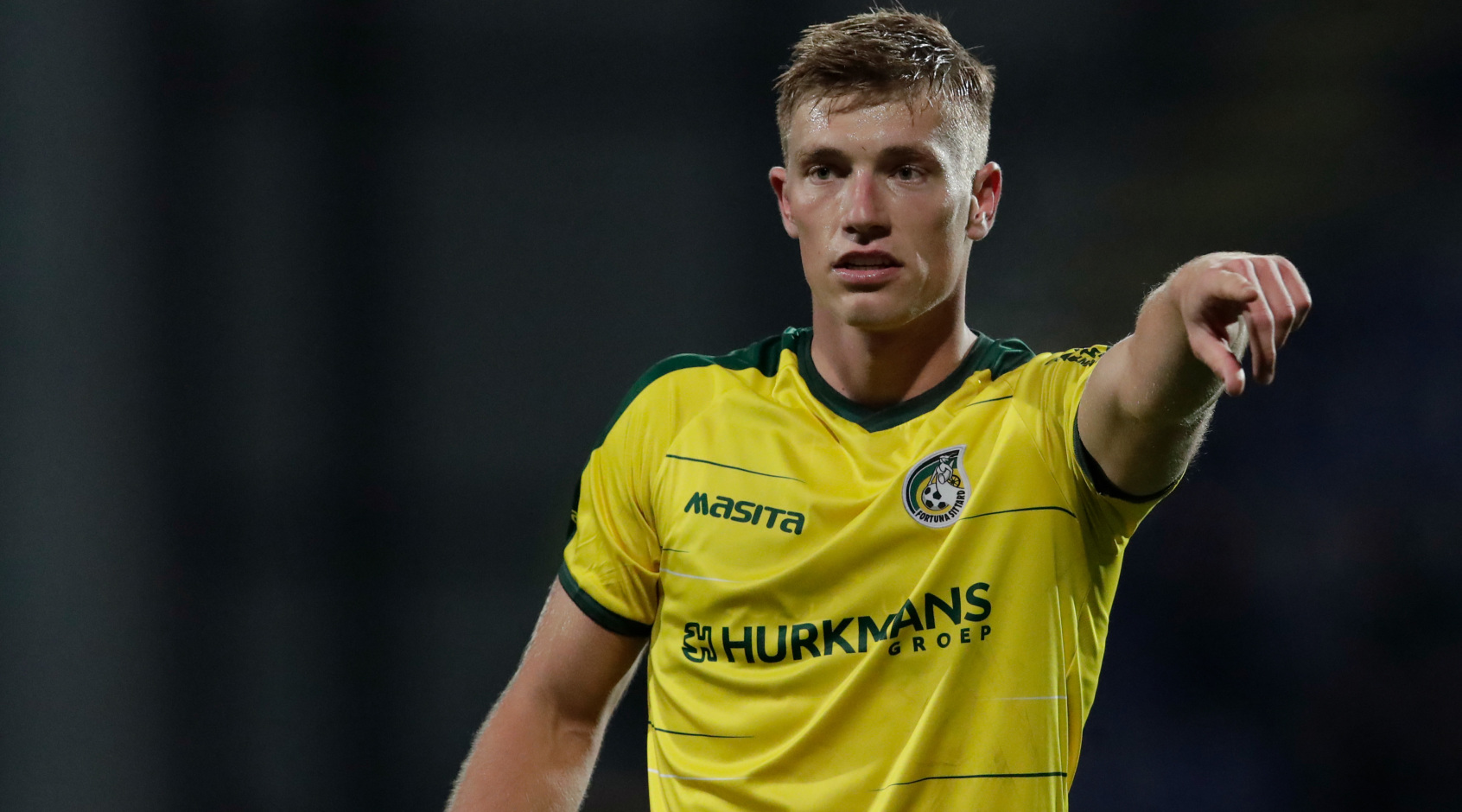 С яйцами на голове и без денег: как партнеры по команде "развели" нидерландского футболиста 