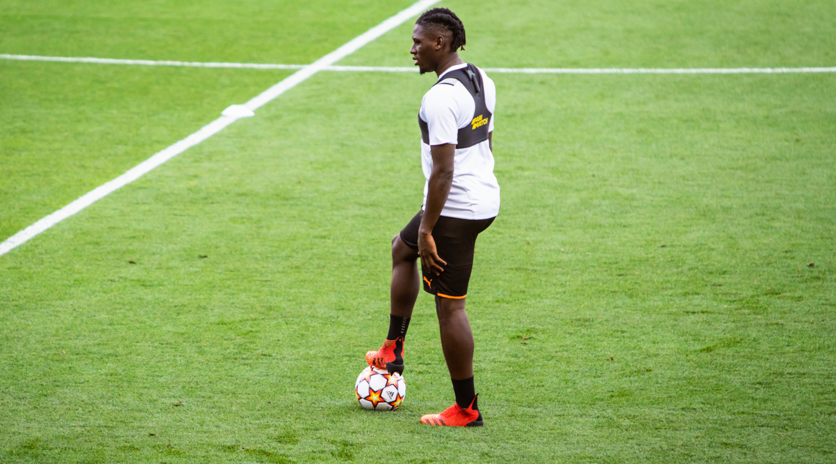 Именитые игроки и тренеры поддержали травмированного форварда "Шахтера" 