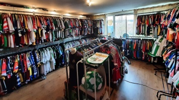 Невероятный коллекционер футболок из Нидерландов, или Как разместить 3 тысячи футболок в одной комнате