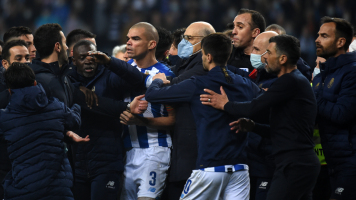 Матч "Порту" - "Спортинг" завершился грандиозным скандалом: в драке участвовали даже стюарды (Видео)