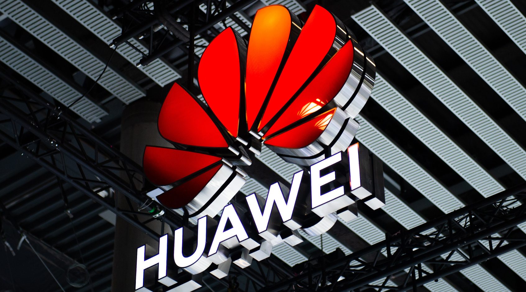 Китайська компанія Huawei припинила постачання телекомунікаційного обладнання до рф
