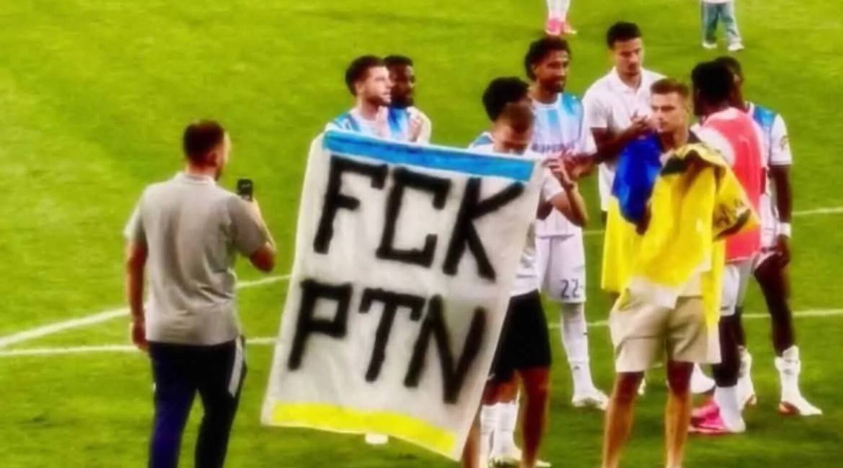 Ісенко та Романчук вийшли з банером "FCK PTN" після матчу з МЛ "Вітебськ"